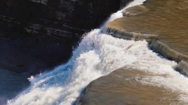 Hermosa cascada en el río Genesee en el Parque Estatal de Letchworth. 4K video en cámara lenta — Vídeo de stock