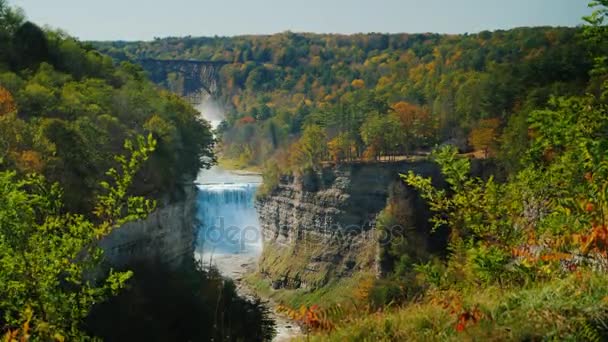 Una hermosa cascada, un río que fluye a través de una garganta profunda. Parque Estatal de Letchworth. Vídeo de 4K 10 bits — Vídeo de stock