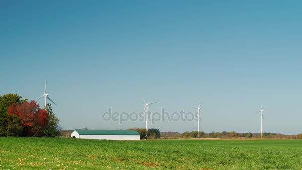 Onafhankelijke voeding in de landbouw. Windturbines in de buurt van een typische boerderij en lift — Stockvideo