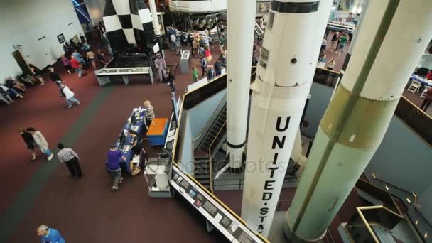 Washington DC, Amerika Serikat, Oktober 2017: Roket ruang angkasa dengan pesawat terbang di aula besar museum. Museum Udara dan Luar Angkasa Nasional . — Stok Video