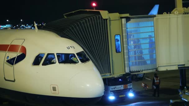 Amsterdam, Nederländerna, oktober 2017: Passagerare ombord trafikflygplanet tidigt på morgonen. Piloter i cockpit är redo för avgång — Stockvideo