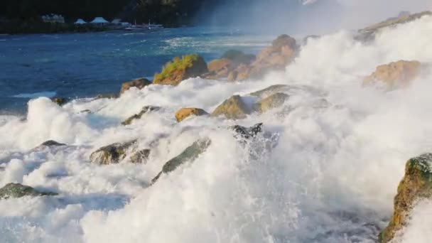 Ström av vatten bryts mot stenar vid foten av Niagara Falls — Stockvideo