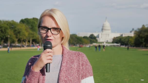 Reportero hablando frente al edificio del Capitolio de EE.UU. — Vídeo de stock