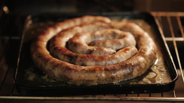 Zoom shot: Le salsicce fatte in casa vengono fritte in un forno elettrico. Piatti festivi per Pasqua — Video Stock