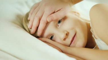 Anne kızı alnına dokunuyor, sıcaklığını kontrol edin. O zaman onu bir termometre verir. Ebeveyn Bakımı kavramı