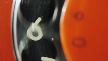 Eski disk telefon numarasını çevirin. Yakın çekim, rakam 6