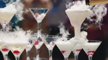 Açık hava partisi. Piramit gözlük şarap, garson ile şampanya döker. Çerçevede yok tanınabilir yüzler vardır