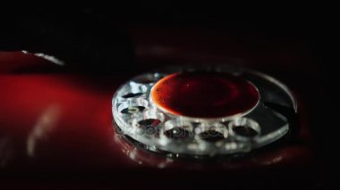 Bilinmeyen arama telefon. Elinde eldiven retro telefon numarasını çevirir