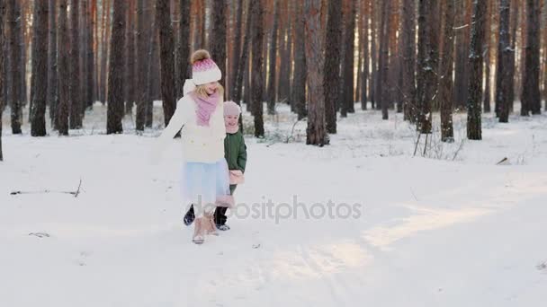 Due bambine spensierate che corrono nella foresta invernale. Steadicam shot — Video Stock