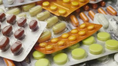 Kabarcıklar birçok tıbbi tablet masaya vardır. İlaç endüstrisi kavramı