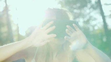 Genç kadın bir kask sanal gerçeklik içinde. Görünmez bir duvar dokunmadan