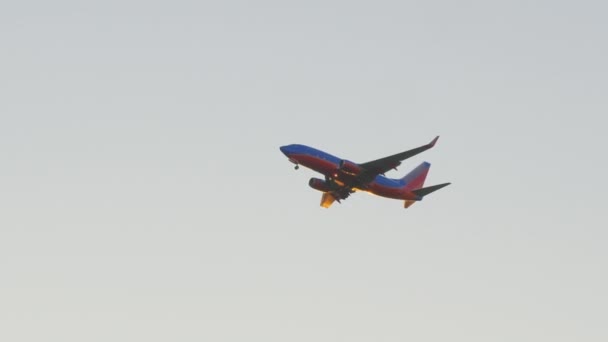 Az utasszállító repülőgép felszállás van. Solar vakító fény látható a testét — Stock videók