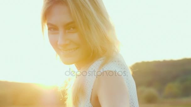 Follow handheld video: Portrait of a cute young woman at sunset. — Stock Video