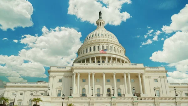 Over de beroemde Capitol gebouw in Washington, Dc, zweven wolken snel. — Stockfoto