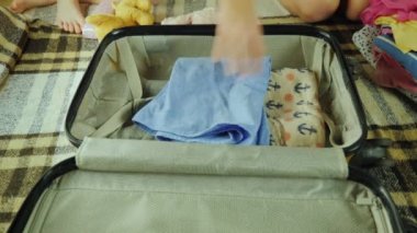 Anne ve çocuk paketi şeyler ve geziler için bir bavul oyuncaklar. Yolculuk, çocuklar kavramı ile tatil ücretleri