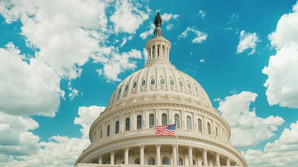 Купол здания Капитолия в Вашингтоне. Облака быстро плывут по зданию . — стоковое фото