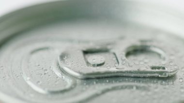 Gazlı içecek gelen alüminyum kutu kapak yoğuşma damlacıkları ile kaplıdır. Soğuk içecekler kavramı