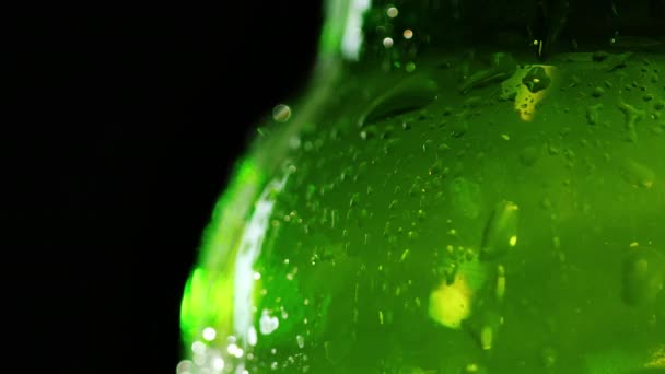 Gros plan d'une bouteille de bière. Les caplets sont couverts. Il se bat sur un fond noir. Étanchez votre concept de soif 