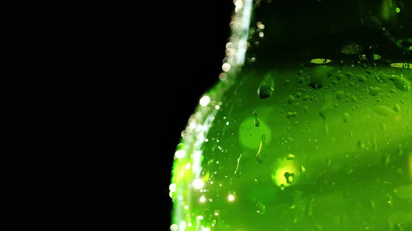 Gotas de água em uma garrafa fria com um refrigerante. Para satisfazer a sede de verão por um conceito — Fotografia de Stock