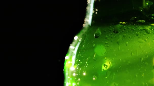 Gotas de água em uma garrafa fria com um refrigerante. Para satisfazer a sede de verão por um conceito — Vídeo de Stock