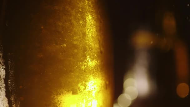 Hintergrund sind Flaschen mit kalten Getränken oder Bier. Wassertropfen laufen die Oberfläche hinunter — Stockvideo