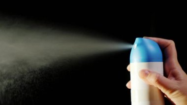 Bir aerosol bir close-up olabilir. Siyah bir zemin üzerine sprey sprey