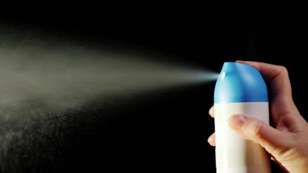 Un primo piano di una bomboletta aerosol. Spray spray su sfondo nero — Video Stock