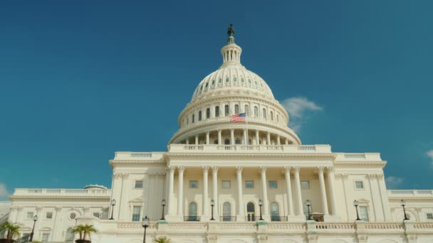 De majestueuze beroemde Capitol gebouw in Washington, Dc. tegen de achtergrond van de blauwe hemel. 4 k Rrores Hq 10 bit video — Stockvideo