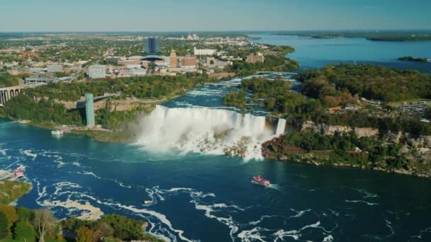 Slavné Niagarské vodopády a řeky Niagara, pohled shora. Neuvěřitelnou krajinu z jedné z nejpopulárnějších turistických destinací v Americe a Kanadě — Stock video