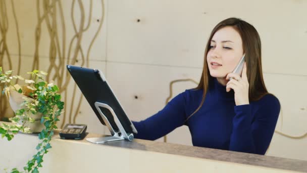 Una mujer atractiva recibe órdenes por teléfono. Entrega de flores, concepto en línea de pedido — Vídeo de stock