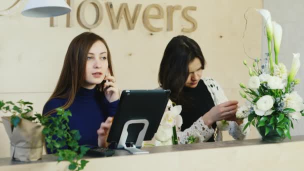 Säljare tar emot beställningar för blommor. En liten plantskola butik — Stockvideo