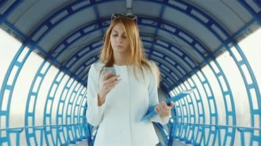 İş kadında bir klasör belgeler ve telefon ile holding modern geçiş üzerinde bir uymak