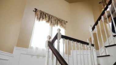 Beyaz bir kadın ve bir Asya adam karton kutular taşıyan merdivenler yürümek. Evde temizlik ya da kavramı hareketli