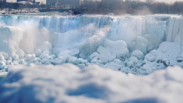 Fryst Niagarafallen. Vintersäsongen på en populär plats bland turister. 4k 10 bit video — Stockvideo