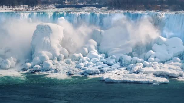 Una bella scena invernale - una cascata del Niagara ghiacciata. Un punto di riferimento popolare negli Stati Uniti e in Canada. Video a 10 bit 4K — Video Stock