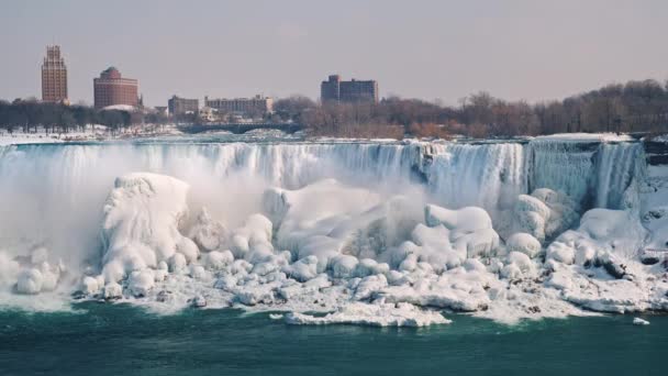 The frozen Niagara Falls and the American coast. View from the Canadian side — Stock Video
