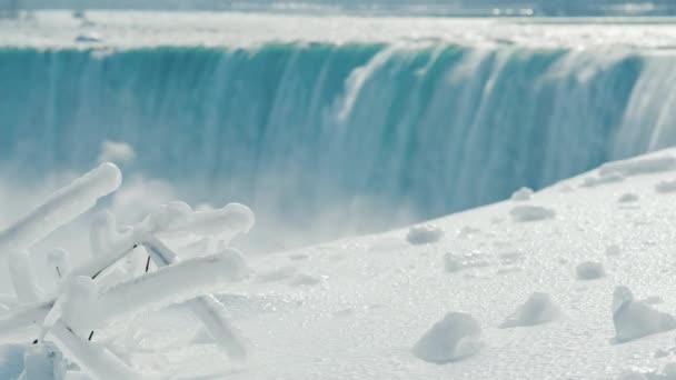 Bellissimo paesaggio invernale con cascate del Niagara. Neve brillante in primo piano. Natura invernale degli Stati Uniti e del Canada — Video Stock