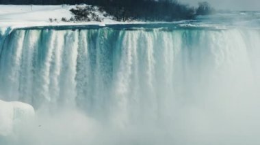 İnanılmaz Niagara Falls sudan duvar. Popüler bir turizm kış manzarası