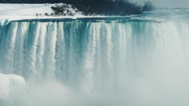 Vägg från vattnet i otroliga Niagarafallen. Vinterlandskap i ett populärt turistmål — Stockvideo