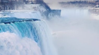 Kışın muhteşem Niagara Falls. Su Streams karla kaplı manzara arka planı düşmek. 4k 10 bit video