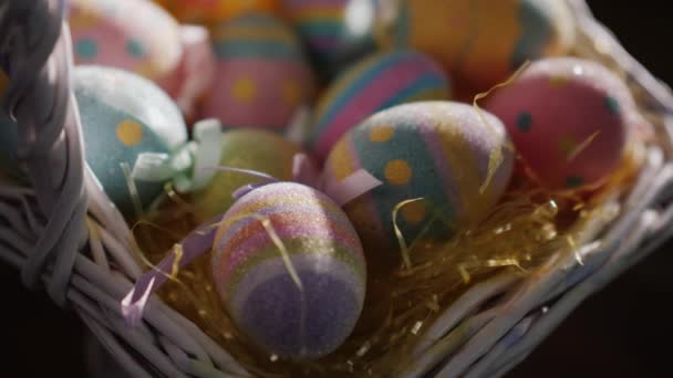 Adornos para Pascua. Huevos de Pascua decorativos hechos a mano — Vídeo de stock