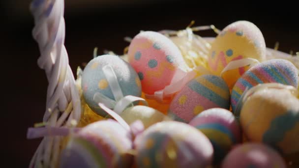 Ozdoby na Velikonoce. Dekorativní ručně dělané velikonoční vajíčka — Stock video