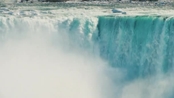 Den otroliga kraften i Niagara Falls. Strömmen av vatten forsar ner, vintersäsongen — Stockvideo