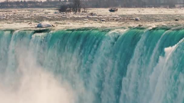 Una poderosa corriente de agua Niágara Falls. Invierno en un lugar popular entre los turistas — Vídeos de Stock