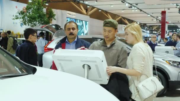 Toronto, Canadá, 20 de fevereiro de 2018: Os visitantes estudam as informações sobre carros na tela digital. Grande Auto Show em Toronto — Vídeo de Stock