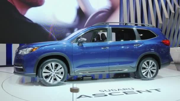 Toronto, Kanada, 20 lutego 2018: Nowy model Subaru Ascent na stoisku. Wystawa samochodów w Toronto — Wideo stockowe