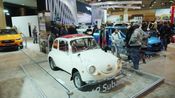 Toronto, Canadá, 20 de fevereiro de 2018: Retro Subaru 360 carro no grande show de carros em Toronto — Vídeo de Stock