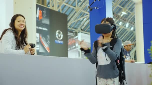 Торонто, Канада, 20 февраля 2018 года: Детские игры в шлемах виртуальной реальности. Сенсоры на руках и сумке за спиной — стоковое видео
