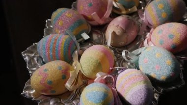 Dekoratif Paskalya yumurtaları ile gümüş tabak. Paskalya için hazırlanıyor