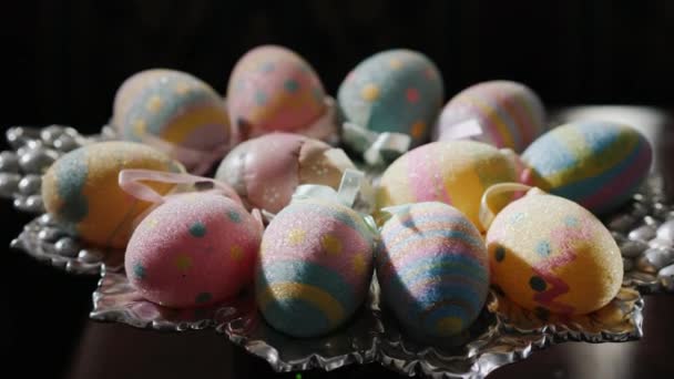 Nos encontramos con Pascua. Huevos de Pascua en bandeja de plata — Vídeos de Stock